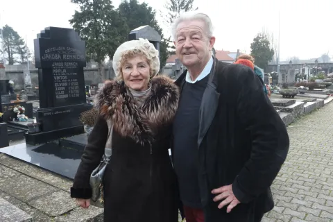 Osijek, 09. 02. 2026, Anino groblje, Ugruga Snaga Kulture postavila je pločice na grob gdije je sahranjena, Paulina Hermann - Wessely. Davor Horvat, predsjednik udruge i Anica Perković, tajnica udruge.snimio GOJKO MITIĆ