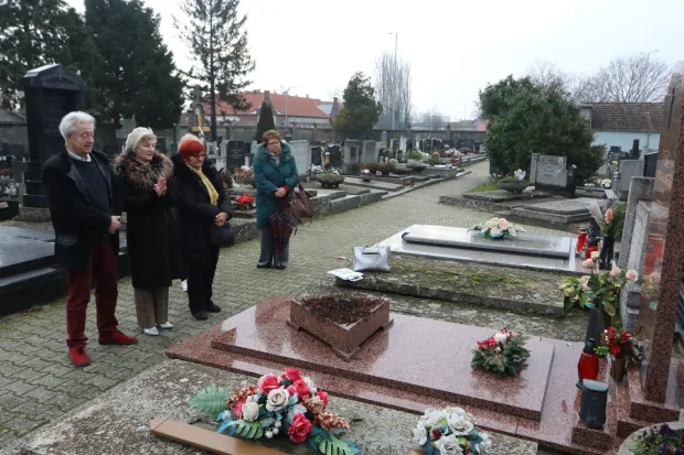 Osijek, 09. 02. 2026, Anino groblje, Ugruga Snaga Kulture postavila je pločice na grob gdije je sahranjena, Paulina Hermann - Wessely. Davor Horvat, predsjednik udruge i Anica Perković, tajnica udruge.snimio GOJKO MITIĆ