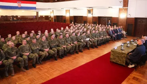 Edukativno i motivacijsko predavanje za instruktore temeljnog vojnog osposobljavanja održano je danas u Domu HV-a "Zvonimir" u Zagrebu.