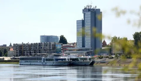 snimio Davor KIBEL, Osijek, 08.06.2016.  Rijeka Drava, Kod Galije su privezana dva kruzera