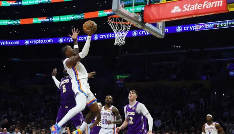 LOS ANGELES, CA - FEBRUARY 9: Jalen Williams #8 of the Oklahoma City Thunder goes up for a layup while being defended by Deandre Ayton #5 of the Los Angeles Lakers during the second half of an NBA game at Crypto.com Arena on February 9, 2026 in Los Angeles, California. NOTE TO USER: User expressly acknowledges and agrees that, by downloading and or using this photograph, User is consenting to the terms and conditions of the Getty Images License Agreement. Kevin Terrell/Getty Images/AFP (Photo by Kevin Terrell/GETTY IMAGES NORTH AMERICA/Getty Images via AFP)