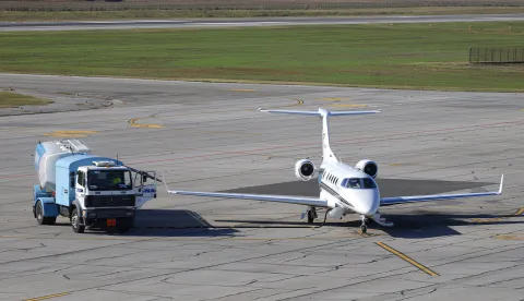 Klisa, 29. 10. 2025., Zračna luka Osijek, ZLO, Osijek airport, aerodrom, obilazak, Ivan Radić, Nata&scaron;a Trami&scaron;ak, radovi, rekonstrukcija, zrakoplov; privatni zrakoplov; avion; private jet; punjenje; gorivo; kerozin; ilustracija  SNIMIO BRUNO JOBST