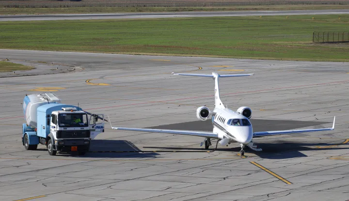 Klisa, 29. 10. 2025., Zračna luka Osijek, ZLO, Osijek airport, aerodrom, obilazak, Ivan Radić, Nata&scaron;a Trami&scaron;ak, radovi, rekonstrukcija, zrakoplov; privatni zrakoplov; avion; private jet; punjenje; gorivo; kerozin; ilustracija  SNIMIO BRUNO JOBST