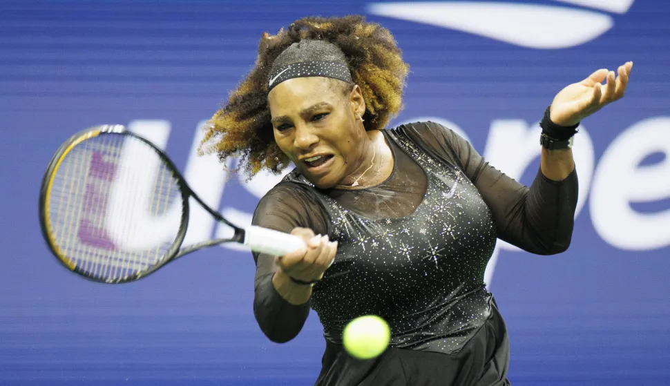 epa10146406 Serena Williams of the United States returns the ball against Danka Kovinic of Montenegro in their first round match, during the US Open Tennis Championships, at the USTA National Tennis Center, in Flushing Meadows, New York, USA, 29 August 2022. The US Open runs from 29 August through 11 September. EPA/CJ GUNTHER