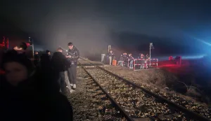 Požar HŽ vlaka, ljudi čekaju novi vlak na stajali&scaron;tu Dopsin, 8.2.2026.