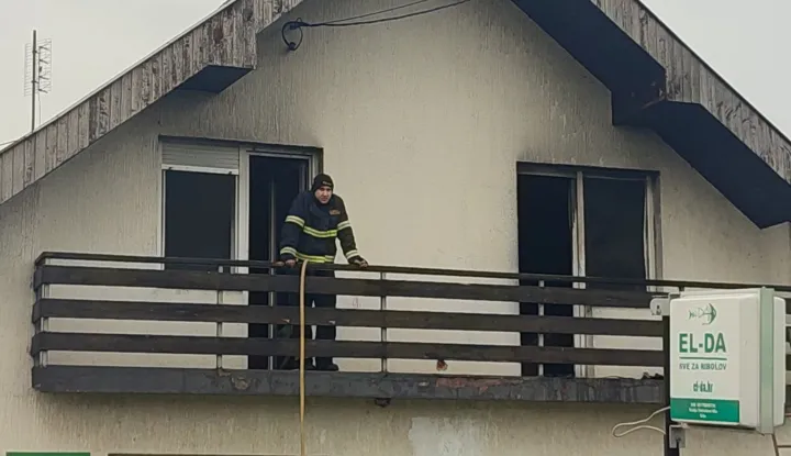 Jedna osoba smrtno je stradala u požaru koji je ne&scaron;to poslije 7 sati u utorak izbio u obiteljskoj kući u Bilju.