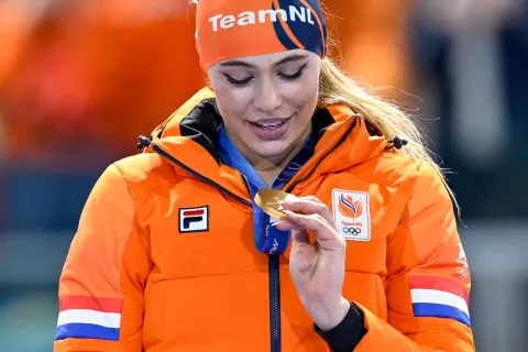Gold medallist Netherlands' Jutta Leerdam poses on the podium at the end of the speed skating women's 1000m during the Milano Cortina 2026 Winter Olympic Games at Milano Speed Skating Stadium in Milan on February 9, 2026. (Photo by WANG Zhao/AFP)