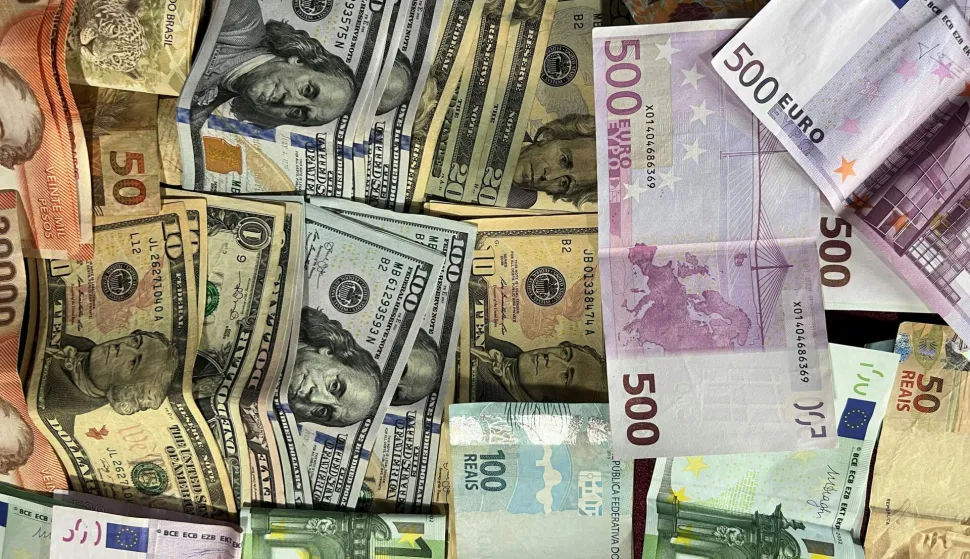 novac dolari euri