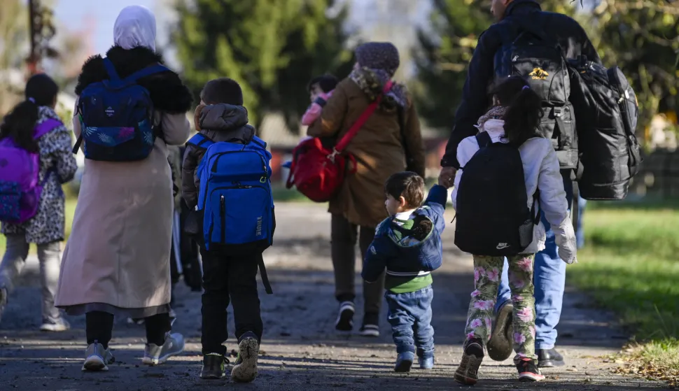 25.10.2023., Kutina - Azilanti iz Afganistana idu prema prihvatilistu za trazitelje azila. Photo: Igor Soban/PIXSELL