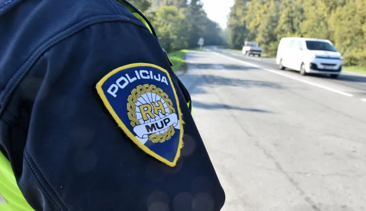 Slavonija...DC55_Županja-Vinkovci...21.10.2024.Ministarstvo unutarnjih poslova po peti put obilježava Nacionalni dan sigurnosti cestovnog prometa, a obilježila je i Policijska uprava vukovarsko-srijemska pojačanim nadzorom cestovnog prometa usmjerenim na suzbijanje prekr&scaron;aja kojima su uzrokovane najteže prometne nesreće;foto Gordan Panić