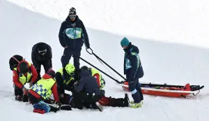 China's Liu Jiayu receives medical assistance during the snowboard women's halfpipe qualification run 2 during the Milano Cortina 2026 Winter Olympic Games at Livigno Snow Park, in Livigno (Valtellina), on February 11, 2026. (Photo by Jeff PACHOUD/AFP)