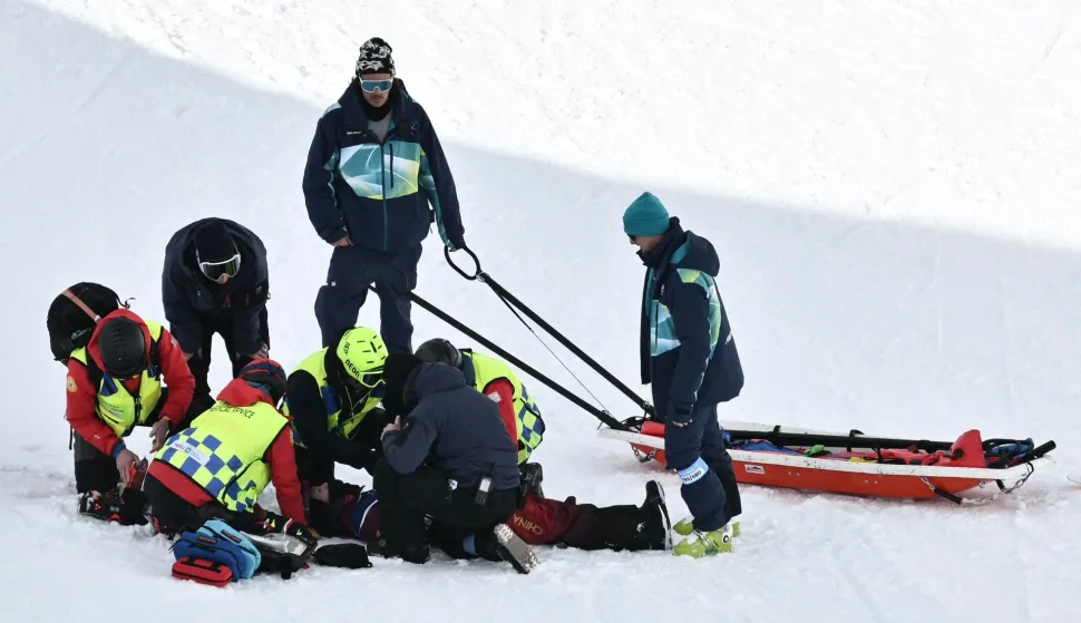 China's Liu Jiayu receives medical assistance during the snowboard women's halfpipe qualification run 2 during the Milano Cortina 2026 Winter Olympic Games at Livigno Snow Park, in Livigno (Valtellina), on February 11, 2026. (Photo by Jeff PACHOUD/AFP)