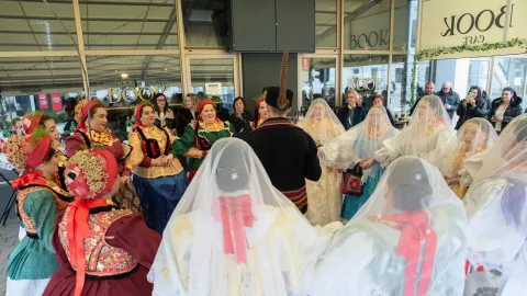 Vuk i bule - zaigralo se i kolo foto: Marijan Jović