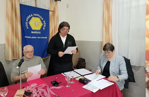 NA&Scaron;ICE - SKUP&Scaron;TINA UDRUGE PČELARA PČELANovi predsjednik Damir Fi&scaron;er (u u sredini), snimljeno u veljači 2026.
