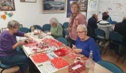 Umirovljenici izrađuju srca i oslikavaju boce za valentinovski ples