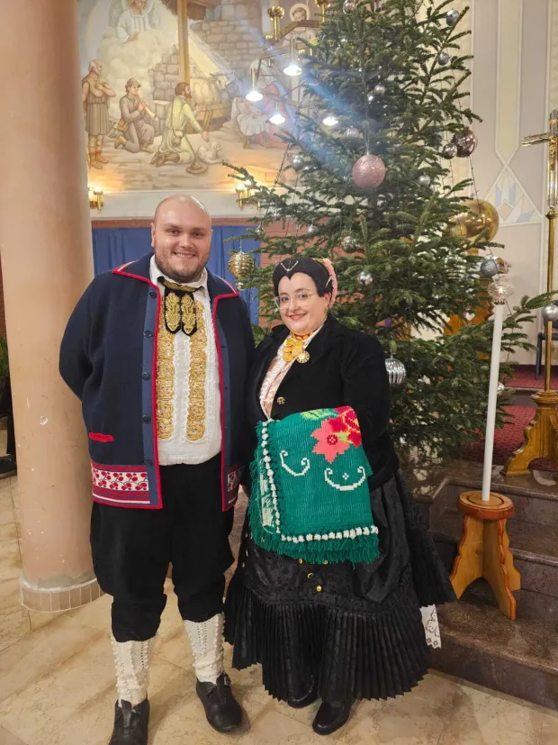 Supružnici Mandura svake nedjelje idu na misu u - narodnoj no&scaron;nji