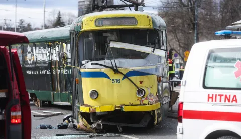 12.02.2026., Sarajevo, Bosna i Hercegovina - Na glavnoj gradskoj prometnici, u ulici Zmaja od Bosne tramvaj je iskocio iz tracnica pri cemu je ostecena i tramvajska stanica. Hitne sluzbe su na terenu, u nesreci je ozlijedjeno nekoliko osoba. Photo: Armin Durgut/PIXSELL