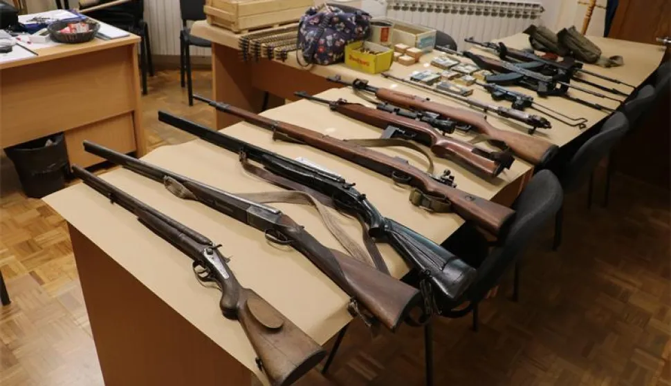 Arsenal oružja i vi&scaron;e od 350 kg duhana, oduzeto dvojici u Pože&scaron;ko-slavonskoj županiji, oružje, pu&scaron;ke, ilustracija