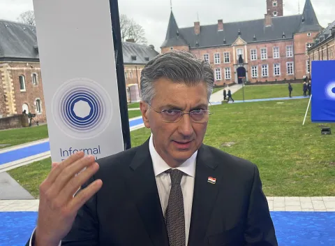 Bilzen-Hoeselt, 12.2.2026.- ?elnici dr?ava ?lanica EU-aokupili su se u ?etvrtak u dvorcu Alden Biesen iz 16. stolje?a u Flandriji, stotinjak kilometara isto?no od Bruxellesa, na neformalnom sastanku na kojem je glavna tema ja?anje gospodarske konkurentnosti u novom geopoliti?kom kontekstu. Na slici hrvatski premijer Andrej Plenkovi?. foto HINA/ Slavko VUKADIN/ ua