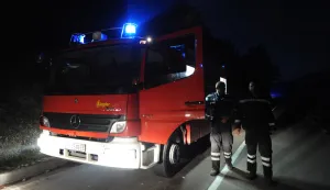 19.08.2012., Icevo, Rupe - Vatrogasci su cijelu noc dezurali na pozaristu te se borili s vatrom na podrucju Skradinskog zaledja. vatrogasci, ilustracija, noć, vatrogasno vozilo "nPhoto: Hrvoje Jelavic/PIXSELL