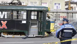 Sarajevo, 12.2.2026.- U te?koj prometnoj nesre?i koja se u ?etvrtak dogodila u Sarajevu pri iskliznu?u tramvaja iz tra?nica ozlije?ene su ?etiri osobe a jedna je smrtno stradala, podaci su koji su u popodnevnim satima potvr?eni iz bolni?kih izvora. foto HINA/ FENA/ Amer Kajmovi?/ ua