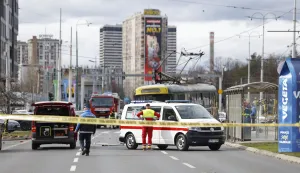 Sarajevo, 12.2.2026.- U te?koj prometnoj nesre?i koja se u ?etvrtak dogodila u Sarajevu pri iskliznu?u tramvaja iz tra?nica ozlije?ene su ?etiri osobe a jedna je smrtno stradala, podaci su koji su u popodnevnim satima potvr?eni iz bolni?kih izvora. foto HINA/ FENA/ Amer Kajmovi?/ ua