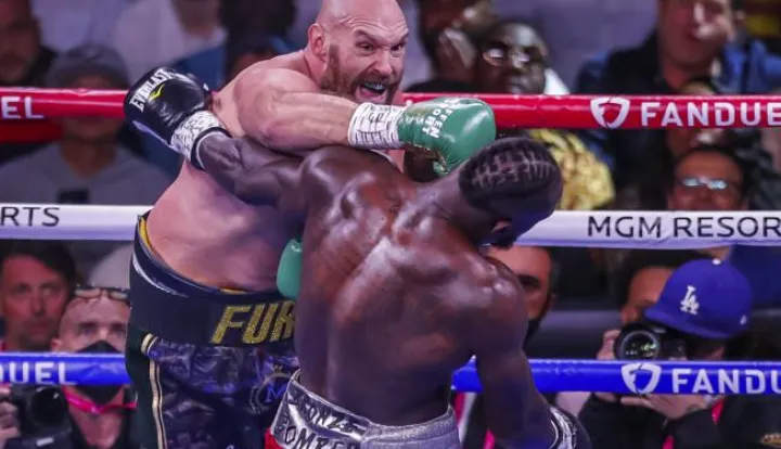 epa09516051 Tyson Fury of England (L) in action against Deontay Wilder of the USA (R) during their 12 round WBC heavyweight world championship title fight at the T-Mobile Arena in Las Vegas, Nevada, USA, 09 October 2021. EPA/ETIENNE LAURENT