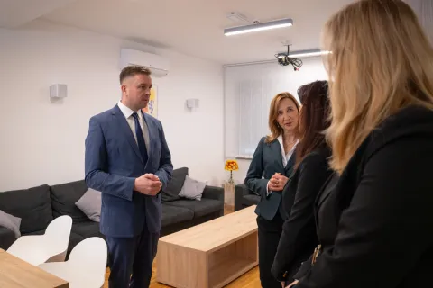 Osijek, 13. 2. 2026., Obilazak Akademisa s ministricom regionalnog razvoja i fondova EUNata&scaron;a Trami&scaron;ak; Nata&scaron;a Miku&scaron; Žigman; obilazak; Akademis; učenički dom; regionalni razvoj; učenici; dom; županica; ministrica