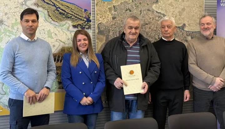 VINKOVCIVukovarsko-srijemska županija nastavlja poticati rada Županijskog saveza &scaron;portova pa su dodijeljeni ugovori za 23 sportska saveza i kluba u ukupnom iznosu od 247.500 euraVELJAČA 2026.