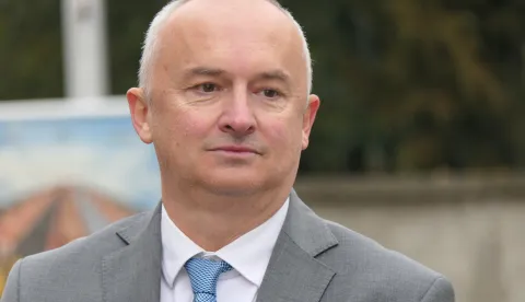 Nova Gradi?ka, 08.12.2025 - - Nova Gradi?ka u proteklih je 10 godina do?ivjela sna?an razvoj i sada je grad u kojem se ponosno ?ivi, uz jaku prera?iva?ku industriju i poljoprivredu i vrlo malo nezaposlenih, poru?eno je u ponedjeljak sa sve?ane sjednice Gradskog vije?a u povodu Dana grada. Proslavi Dana grada nazo?io je i predsjednik Republike Zoran Milanovi?, koji je pohvalio uspjehe Nove Gradi?ke "bez obzira na neugodnosti s optu?nicom za korupciju gradona?elnika Nove Gradi?ke". Na slici Vinko Grgi?.foto HINA/ Nikola BLA?EKOVI?/ ik