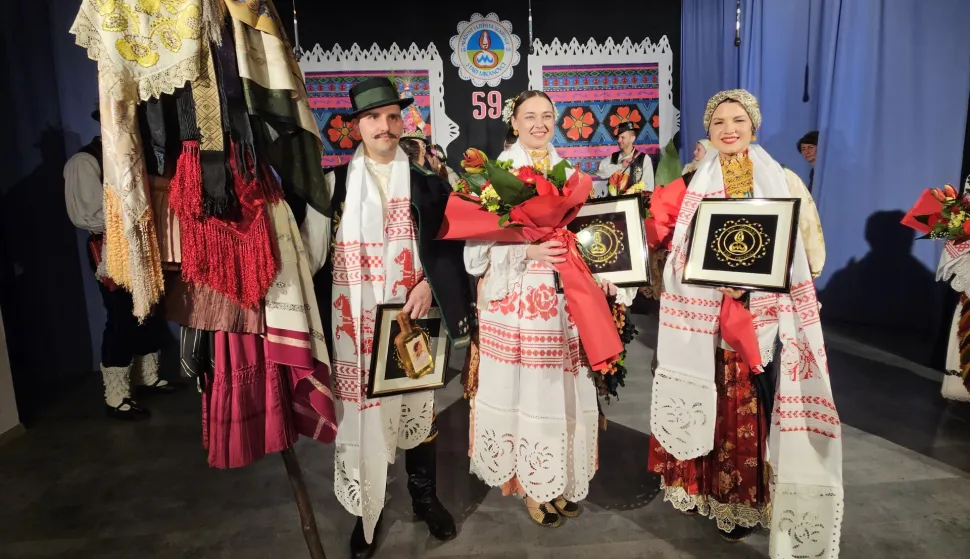 Momci, djevojke i sna&scaron;e predstavili narodno ruho predaka, živu i ponosnu sliku Slavonije