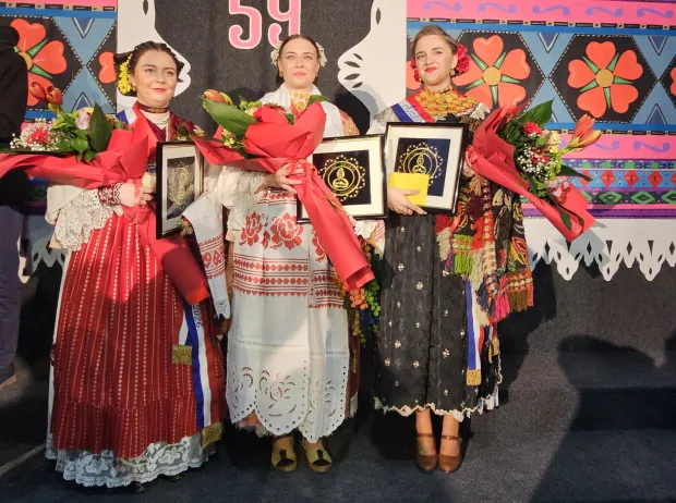 Momci, djevojke i sna&scaron;e predstavili narodno ruho predaka, živu i ponosnu sliku Slavonije