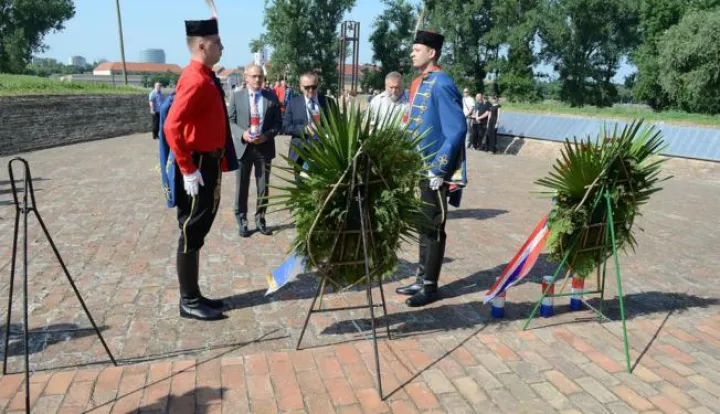 osijek, 24 lipanj 2017, 9,00 sati, Kapelica Kraljice mira, uoči dana dravnosti polaganje vijenaca u spomen na poginule u Domovinskom ratu, Novinar: Marija MIHELIĆsnimio zdenko puić