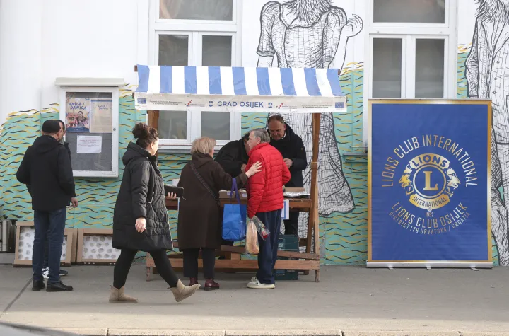 Osijek, 14. 02. 2026., Trg bana Josipa Jelačića, Dječje kazali&scaron;te Branka Mihaljevića, Lions, humanitarna akcija, tradicionalna humanitarna akcija, krofne, krafneSNIMIO BRUNO JOBST