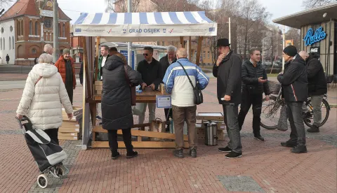 Osijek, 14. 02. 2026., Trg bana Josipa Jelačića, Dječje kazali&scaron;te Branka Mihaljevića, Lions, humanitarna akcija, tradicionalna humanitarna akcija, krofne, krafneSNIMIO BRUNO JOBST