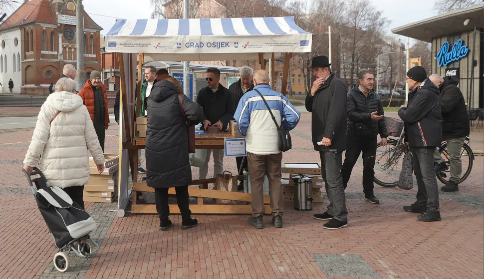 Osijek, 14. 02. 2026., Trg bana Josipa Jelačića, Dječje kazali&scaron;te Branka Mihaljevića, Lions, humanitarna akcija, tradicionalna humanitarna akcija, krofne, krafneSNIMIO BRUNO JOBST
