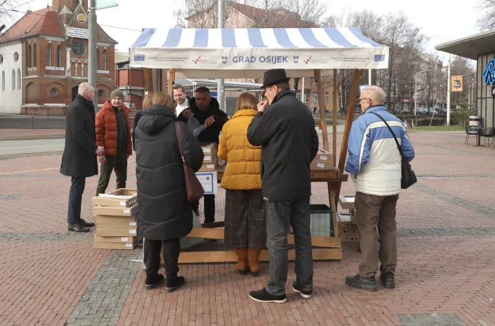 Osijek, 14. 02. 2026., Trg bana Josipa Jelačića, Dječje kazali&scaron;te Branka Mihaljevića, Lions, humanitarna akcija, tradicionalna humanitarna akcija, krofne, krafneSNIMIO BRUNO JOBST