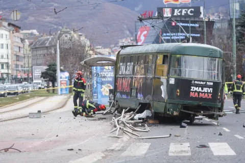12.02.2026., Sarajevo, Bosna i Hercegovina - Na glavnoj gradskoj prometnici, u ulici Zmaja od Bosne tramvaj je iskocio iz tracnica pri cemu je ostecena i tramvajska stanica. Hitne sluzbe su na terenu, u nesreci je ozlijedjeno nekoliko osoba. Photo: Armin Durgut/PIXSELL