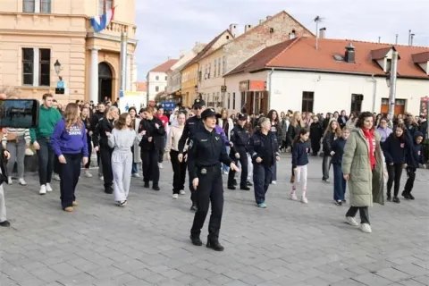 Kampanja&nbsp;"Milijarda ustaje": Osječani plesom podigli svijest o nasilju nad ženamaPU OBŽ, Plesni studio Shine, veljača 2026.