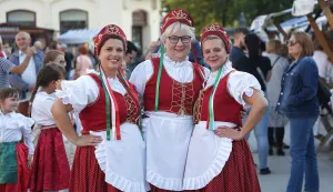 Osijek, 21. 09. 2024., Trg A. Starčevića, Dan Mađara, gastronomija, no&scaron;nje, mimohod, KUD-oviSNIMIO BRUNO JOBST