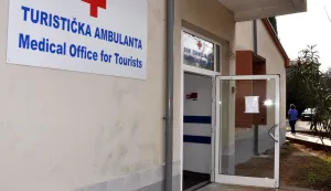 Turisti?ka ambulanta u Krku (MLADEN TRINAJSTI?, 21.07.2023)