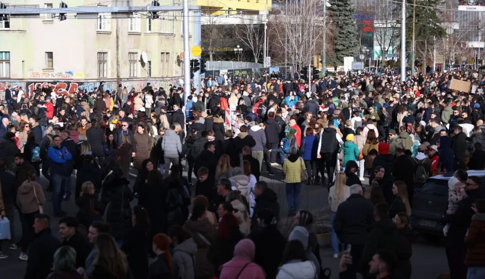 Sarajevo, 14.2.2026.- Tisu?e ljudi okupilo se u subotu u Sarajevu na dan ?alosti kako bi iskazali solidarnost sa ?rtvama te?ke prometne nesre?e koja se dogodila u ?etvrtak kada je u iskliznu?u tramvaja s tra?nica poginuo 23-godi?njak a 17-godi?nja djevojka te?ko je ozlije?ena. foto HINA/ FENA/ Harun Muminovi?/ ua
