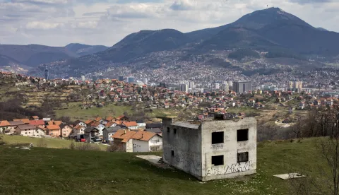 05.04.2020., Sarajevo, Bosna i Hercegovina - Panorama grada Sarajeva snimljena sa brda Zuc, mjesta gdje je odrzana jedna od najvaznijih bitki u proteklom ratu. Gradsko vijece usvojilo odluku da se 5. travanj od ove godine pocinje obiljezavati kao dan pocetka opsade Sarajeva. Opsada Sarajeva je najduza u modernoj povijesti covjecanstva i trajala je 1425 dana. Photo: Armin Durgut/PIXSELL