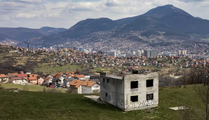 05.04.2020., Sarajevo, Bosna i Hercegovina - Panorama grada Sarajeva snimljena sa brda Zuc, mjesta gdje je odrzana jedna od najvaznijih bitki u proteklom ratu. Gradsko vijece usvojilo odluku da se 5. travanj od ove godine pocinje obiljezavati kao dan pocetka opsade Sarajeva. Opsada Sarajeva je najduza u modernoj povijesti covjecanstva i trajala je 1425 dana. Photo: Armin Durgut/PIXSELL