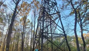 BREZNICA ĐAKOVAČKAIzgrađena je prije 76 godina - 1948., u vrijeme Informbiroa (IB), Titova "ne" Staljinu, pa se te&scaron;ko oduprijeti dojmu da je podignuta u obrambene svrhe poput promatranja i sl. u slučaju napada biv&scaron;eg SSSR-a na jednako tako biv&scaron;u Jugoslaviju. Napad Staljinova Sovjetskog Saveza na Titovu državu dogodio se ipak nije, a oko 30 metara visoka drvena konstrukcija ostala je i dobila ime Piramida. Iako poprilično istrunula, tu je i danas, skrivena u kro&scaron;njama &scaron;umskih predjela Vuka, Rudine i dr., na tromeđi katastarskih općina Breznica Đakovačka, Paučje i biv&scaron;e Nabrđe, na području Općine Levanjska Varo&scaron;.studeni 2024.