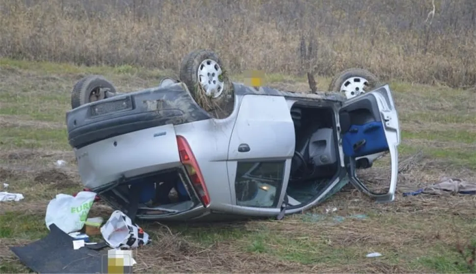 U četvrtak, oko 6 sati, na autocesti A3 kod mjesta Re&scaron;etari, do&scaron;lo je do prometne nesreće u kojoj je stradao vozač autoombila. Policajci Postaje prometne policije Slavonski Brod, očevidom su utvrdili da je prometnu nesreću prouzrokovao 35-godi&scaron;nji državljanin Republike Srbije, koji je upravljao osobnim automobilom, njemačkih nacionalnih registracijskih oznaka. Iz policije navode kako se 35-godi&scaron;njak nije kretao sredinom obilježene prometne trake, već je vozilom sletio na travnatu povr&scaron;inu, udario u za&scaron;titnu žičanu ogradu kojom prilikom je do&scaron;lo do prevrtanja i zapaljenja vozila. Na mjesto događaja su dojurili vatrogasci Javne vatrogasne postrojbe Nova Gradi&scaron;ka koji su ugasili požar na vozilu. U ovoj prometnoj nesreći vozač je zadobio te&scaron;ke tjelesne ozlijede te mu je liječnička pomoć pružena u bolnici u Novoj Gradi&scaron;ki, gdje je zadržan na daljnjem liječenju. Protiv 35-godi&scaron;njaka podnesen je obavezni prekr&scaron;ajni nalog zbog počinjenih prekr&scaron;aja iz Zakona o sigurnosti prometa na cestama.