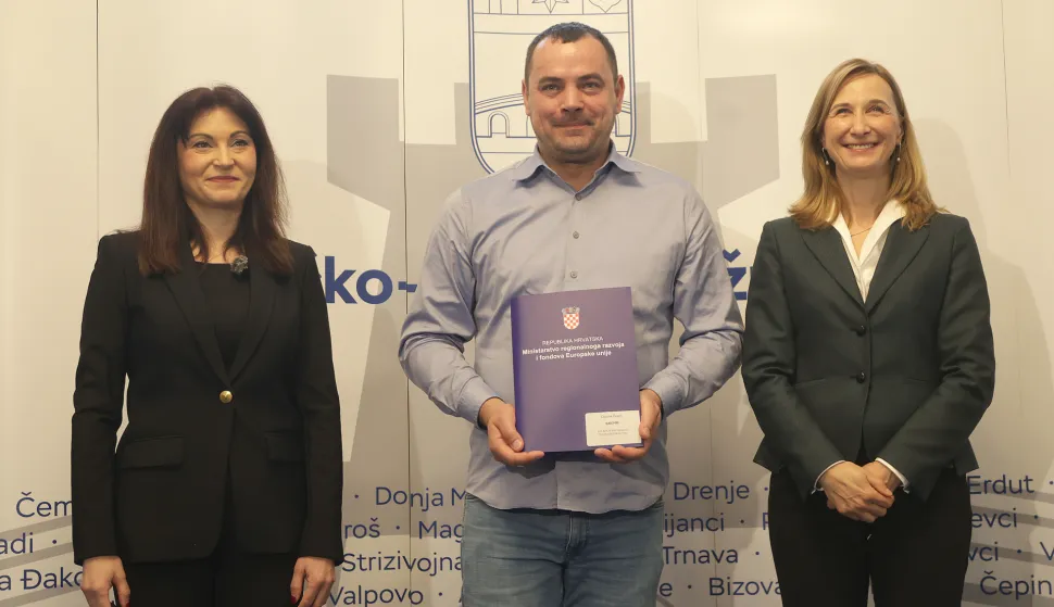 Osijek, 12. 02. 2026., Trg A. Strčevića 2, interregionalni program, uručenje Ugovora, Nata&scaron;a Trami&scaron;ak; Općina Čepin; Nata&scaron;a Miku&scaron; Žigman, Ministarstvo regionalnog razvoja i fondova Europske unijeSNIMIO BRUNO JOBST