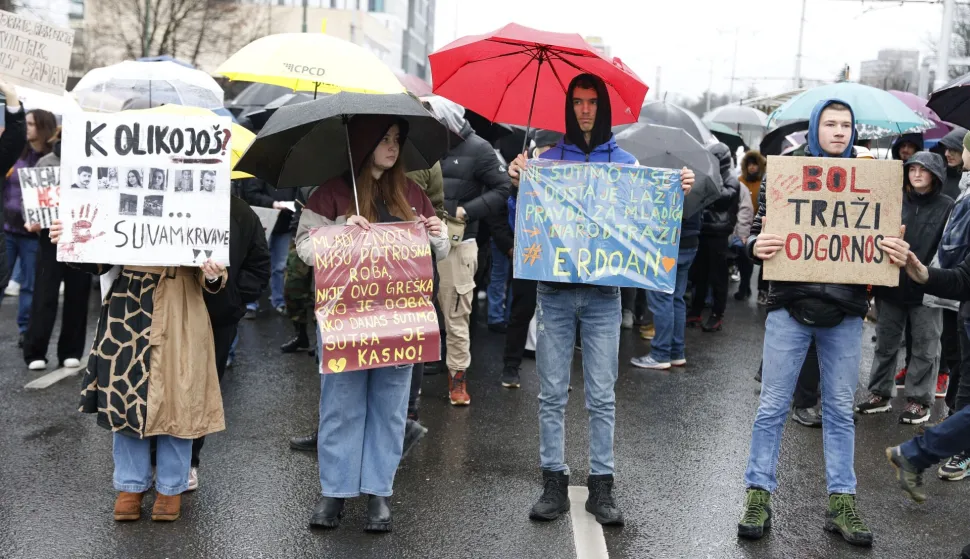 Sarajevo, 15.2.2026.- Prosvjed gra?ana u Sarajevu ispred Zemaljskog muzeja Bosne i Hercegovine povodom tragi?ne tramvajske nesre?e u kojoj je ?ivot izgubio 23-godi?nji student iz Br?kog Erdoan Moranki?, a te?ko povrije?ena 17-godi?nja u?enica Ella Jovanovi?. foto HINA/ FENA/ Amer Kajmovi?/ ua