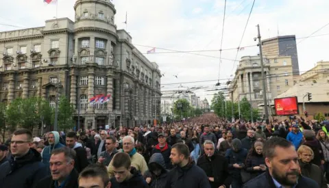 Beograd, 12.05.2023. - Deseci tisuća ljudi blokirali su u petak važnu prometnicu u Beogradu, na prosvjedu protiv nasilja potaknutim nedavnim masovnim ubojstvima u toj zemji. Promet na autocesti Beograd-Zagreb i Beograd-Ni&scaron; zaustavljen je kada je kolona duga oko dva kilometra stigla do velikog raskrižja Gazele. Blokirana je i većina prometica u sredi&scaron;tu glavnog grada Srbije. To je drugi mirni prosvjed pod nazivom "Srbija protiv nasilja" ovoga tjedna nakon &scaron;to je početkom mjeseca u dvijema pucnjavama ubijeno 17 i ranjena 21 osoba. foto HINA/ Velimir ILIĆ/ ml