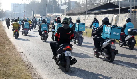 14.02.2023., Zagreb - Prosvjed dostavljaca Wolta u organizaciji Inicijative dostavljaca Wolta. Prosvjednici su se okupili na sljucanom parkingu Zagrebackog velesajma odakle su u povorci krenuli prema Kuzmineckoj ulici gdje se nalazi sjediste Wolta. Photo: Emica Elvedji/PIXSELL